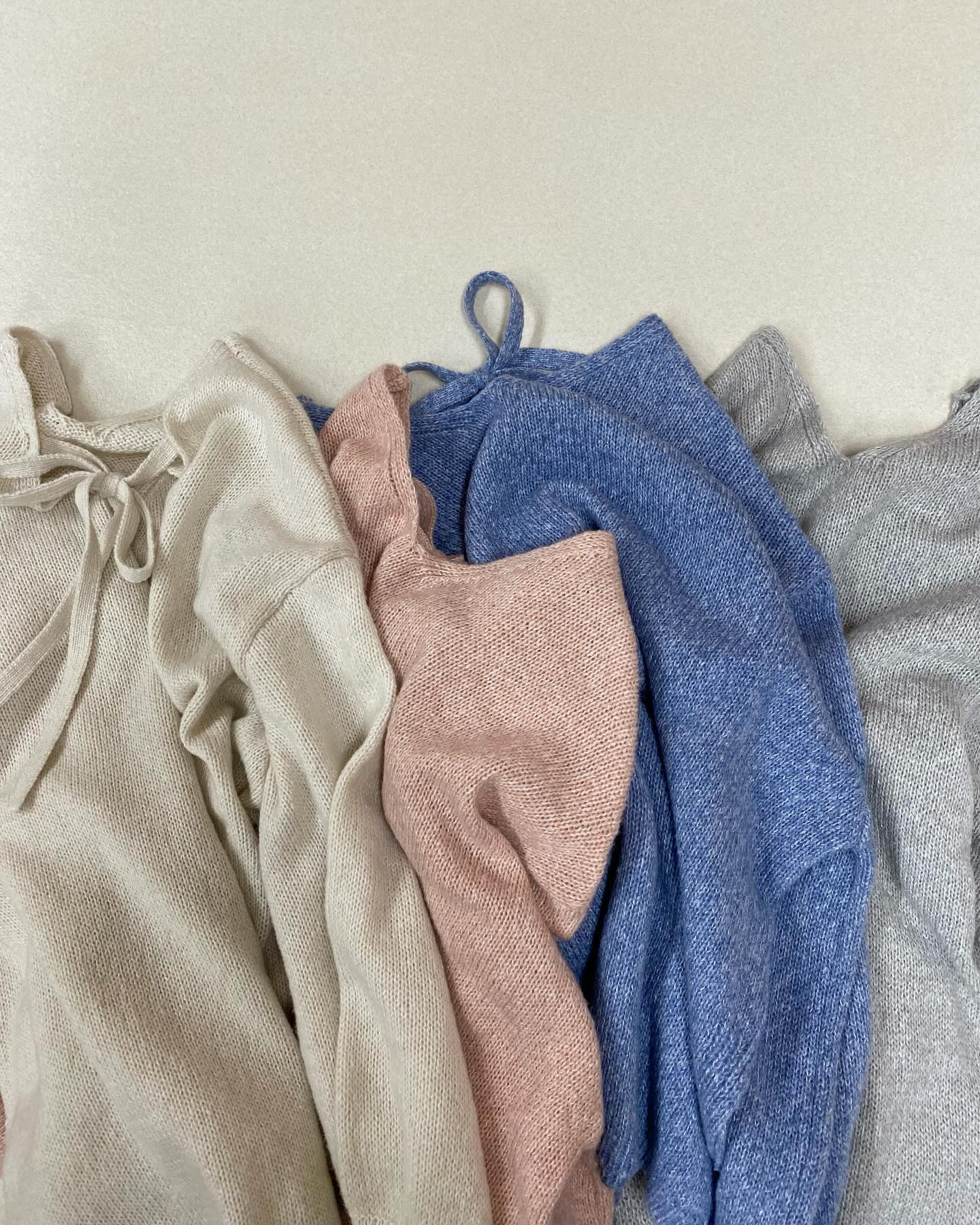 ⁡【 new arrival 】⁡大人気アイテム バックリボンニットが新しいカラー展開になり入荷チュニック丈なので着回し力も抜群です⁡⁡?️RP437512T001Bリボンチュニックニット　¥4,290（税込）⁡écru / pink / blue / light gray⁡⁡⁡⁡（店舗.オンライン入荷中）⁡⁡⁡⁡⁡⁡⁡⁡⁡⁡⁡#retrogirl_ootd #レトロガール #レトロガールコーデ #プチプラアイテム #プチプラファッション#2023aw #冬コーデ#冬アイテム#バックリボン#バックリボンニット#ニット#ニットアイテム#着回しアイテム#着回しコーデ#カジュアルコーデ#大人カジュアル#カジュアル#ガーリーコーデ#ガーリー