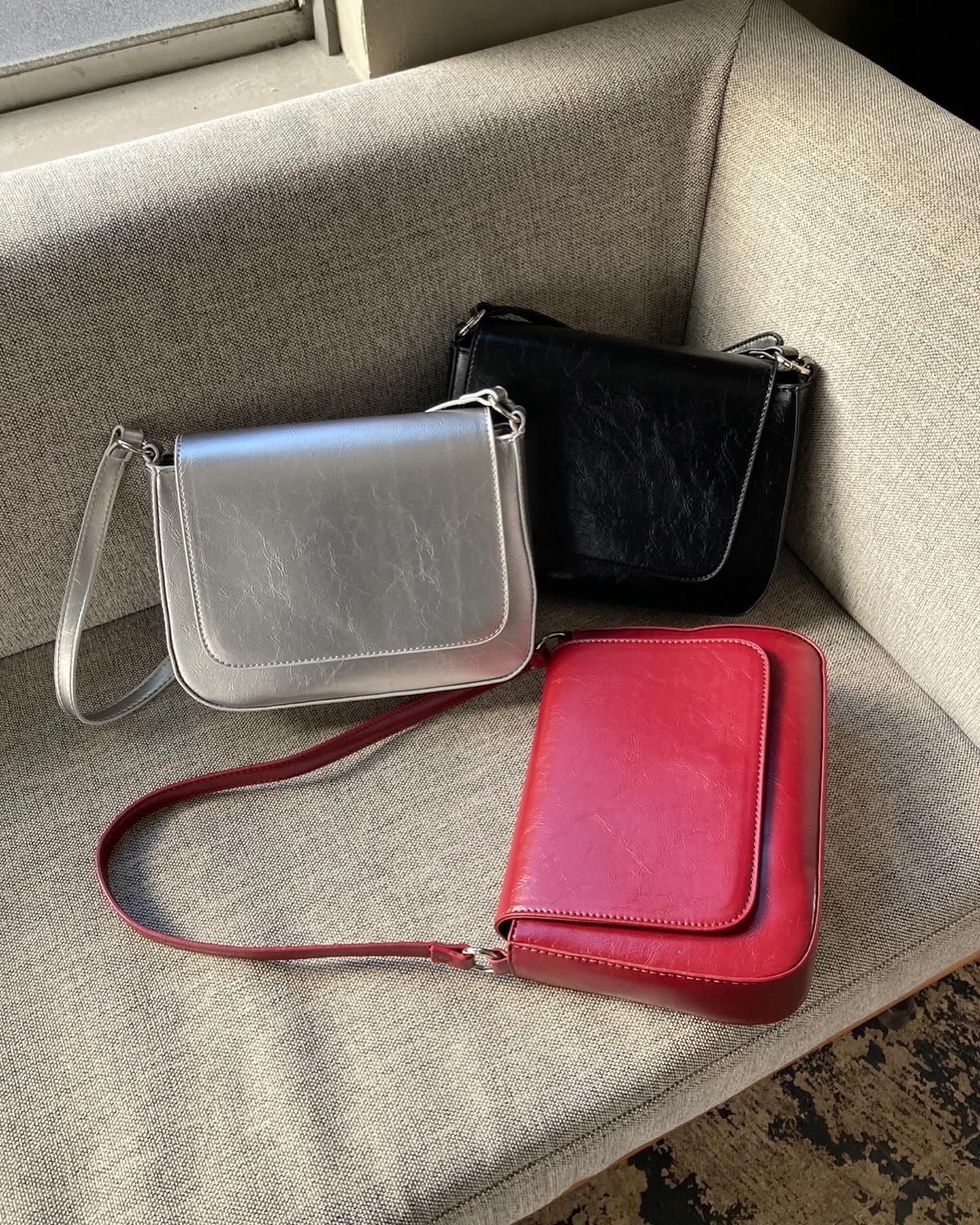 【 new arrival 】⁡今の時期らしいカラーバッグ内ポケットがついているので機能性も◎コーデのポイントカラーにもなります⁡⁡?️RA437843B002フラップショルダーバッグ　¥3,190（税込）⁡silver / black / RED⁡⁡⁡⁡（店舗.オンライン入荷中）⁡⁡⁡⁡⁡⁡⁡⁡⁡⁡⁡#retrogirl_ootd #レトロガール #レトロガールコーデ #プチプラアイテム #プチプラファッション#2023aw #冬コーデ#冬アイテム #バッグ #ショルダーバッグ #カラーバッグ #着回しアイテム #着回しコーデ #カジュアルコーデ #カジュアル #ガーリーコーデ #ガーリー