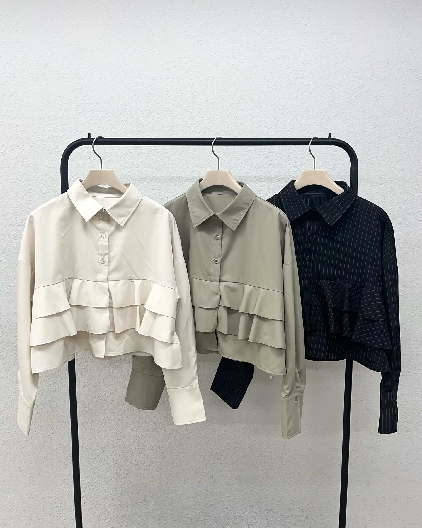 ⁡【 new arrival 】⁡春らしいシャツアイテムが登場フロント部分のフリルデザインがコーデのポイントになります⁡トップスとしてはもちろん羽織りスタイルでも着用いただけます⁡⁡⁡🏷️RP480023T002フリルショートブラウス　¥3,190（税込）⁡écru / light gray / pattern black⁡⁡⁡（店舗今週入荷.オンライン近日入荷）⁡⁡⁡⁡⁡⁡⁡⁡⁡#retrogirl_ootd#retrogirl#レトロガール #レトロガールコーデ #プチプラアイテム #プチプラファッション#2024ss#春服#春コーデ#シャツ#シャツコーデ#フリルシャツ#メンズライク#着回しアイテム#着回しコーデ#カジュアルコーデ#大人カジュアル#カジュアル