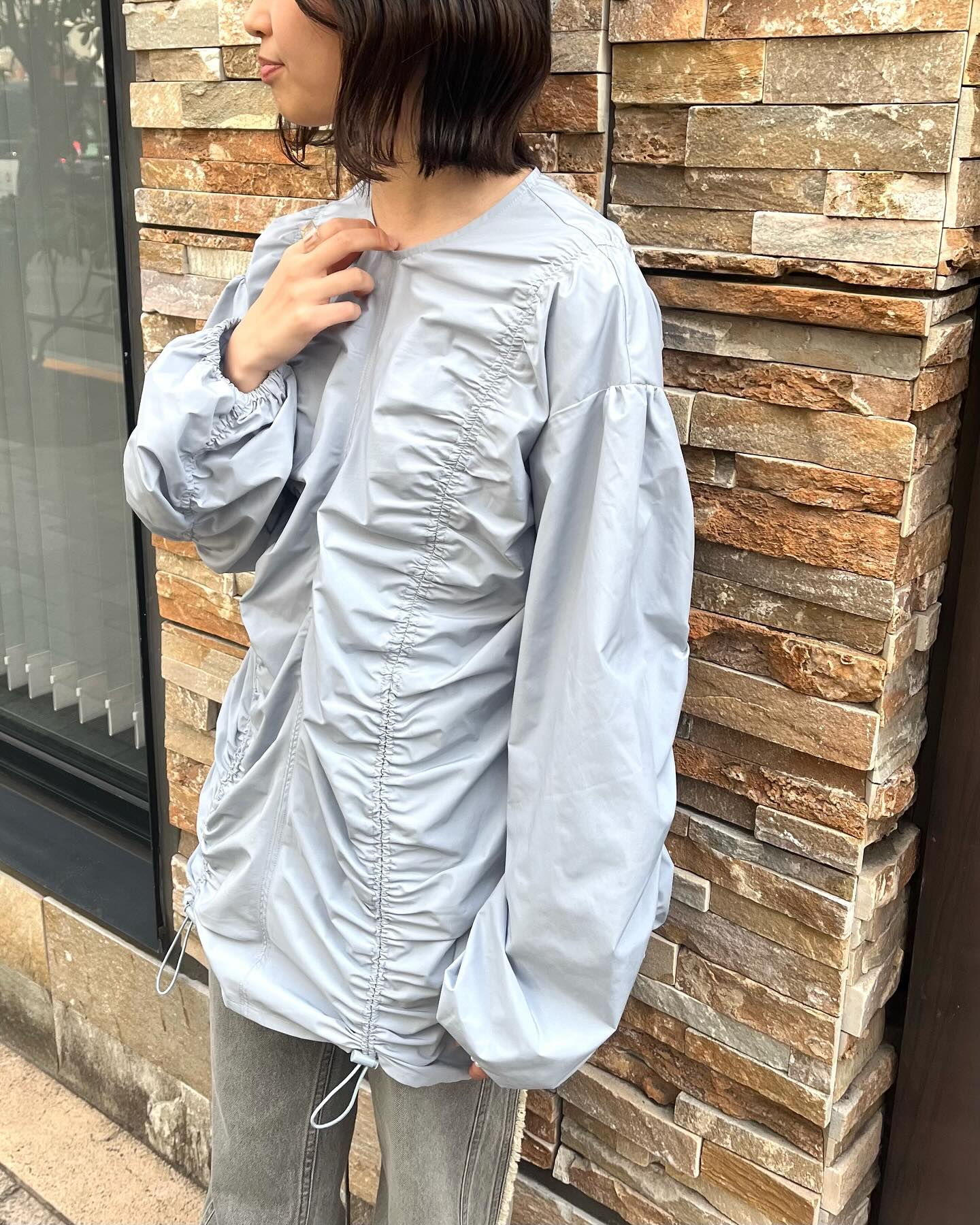 ⁡【 new arrival 】⁡春らしいナイロン素材のシャーリングチュニック⁡シャーリング部分はお好みで調整可能となっております◎⁡⁡⁡🏷️RP437523B007ナイロンシャーリングチュニック　¥3,850（税込）⁡écru / blue / charcoal⁡⁡⁡（店舗今週入荷.オンライン近日入荷）⁡⁡⁡⁡⁡⁡⁡⁡⁡#retrogirl_ootd#retrogirl#レトロガール #レトロガールコーデ #プチプラアイテム #プチプラファッション#2024ss#春服#春コーデ#チュニック#ナイロン#シャーリングチュニック#着回しアイテム#着回しコーデ#カジュアルコーデ#大人カジュアル#カジュアル#メンズライク