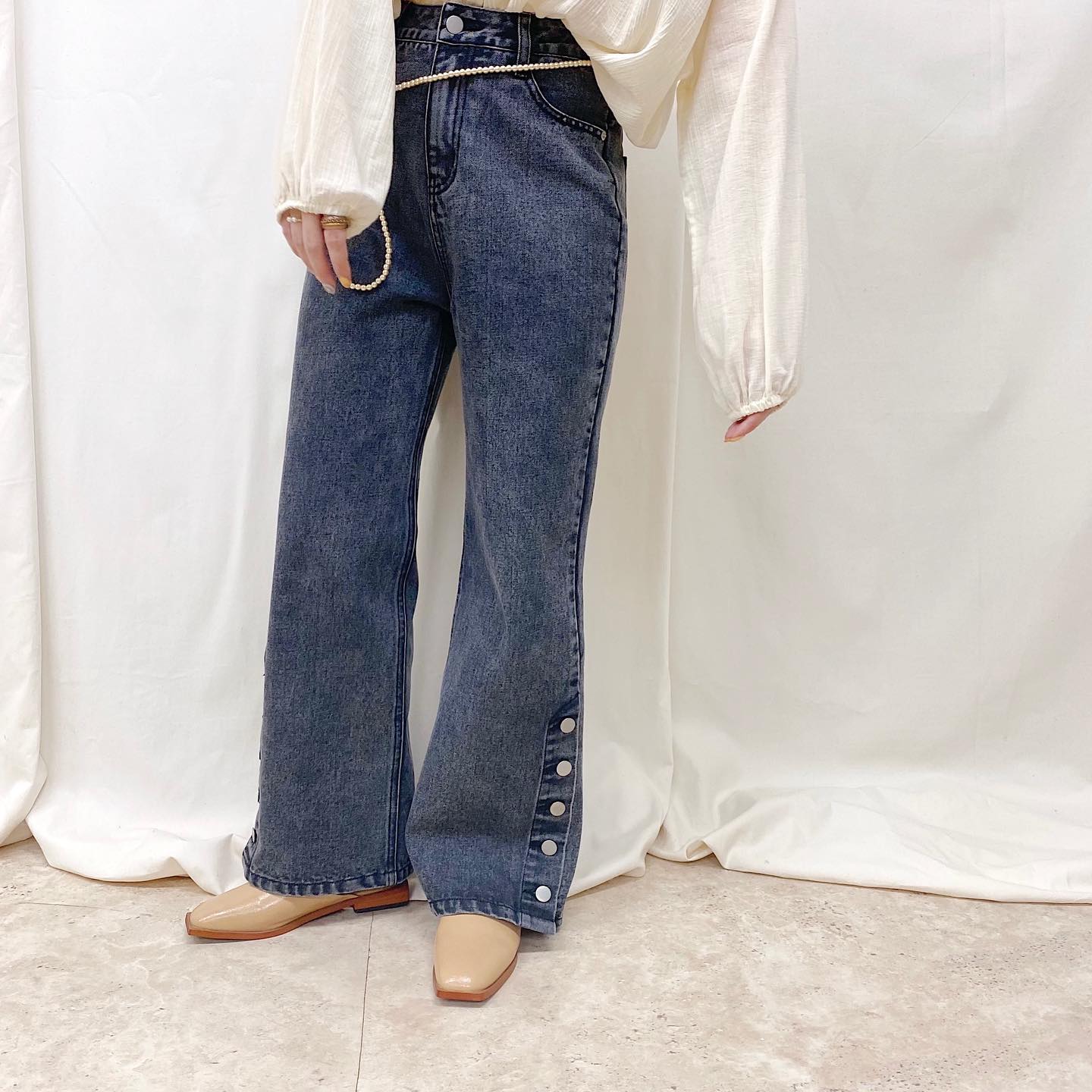 .﻿﻿﻿︎side button straight denim﻿ ¥4,950﻿﻿﻿coming soon...♡﻿﻿﻿﻿﻿#ur_melty #ユアメルティ﻿#サイドボタンデニム #デザインデニム﻿#デニム #黒デニム #デニムコーデ﻿#春コーデ #韓国ファッション #韓国風﻿#오오티디 #데일리룩 #패션 #패션스타그램 #옷스타그램﻿#일본패션 #유아멜티 #코디 #코디스타그램