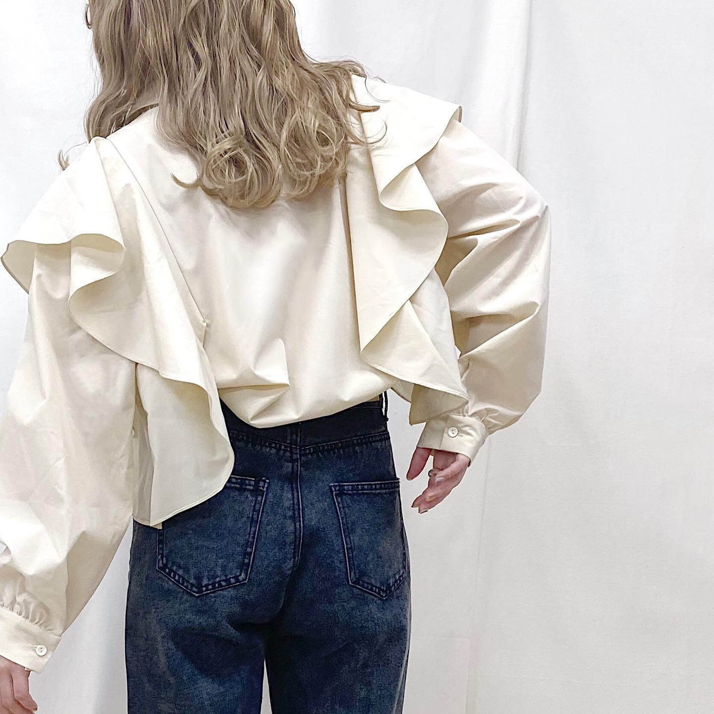 .﻿﻿﻿︎butterfly frill shirt﻿ ¥4,950﻿﻿﻿︎bi-color  denim pants﻿ ¥5,390﻿﻿﻿﻿﻿﻿﻿﻿#ur_melty #ユアメルティ﻿#フリルシャツ #シャツコーデ #デニムコーデ﻿#黒デニム #デザインデニム #デザインシャツ﻿#春コーデ #韓国ファッション #韓国風﻿#오오티디 #데일리룩 #패션 #패션스타그램 #옷스타그램﻿#일본패션 #유아멜티 #코디 #코디스타그램