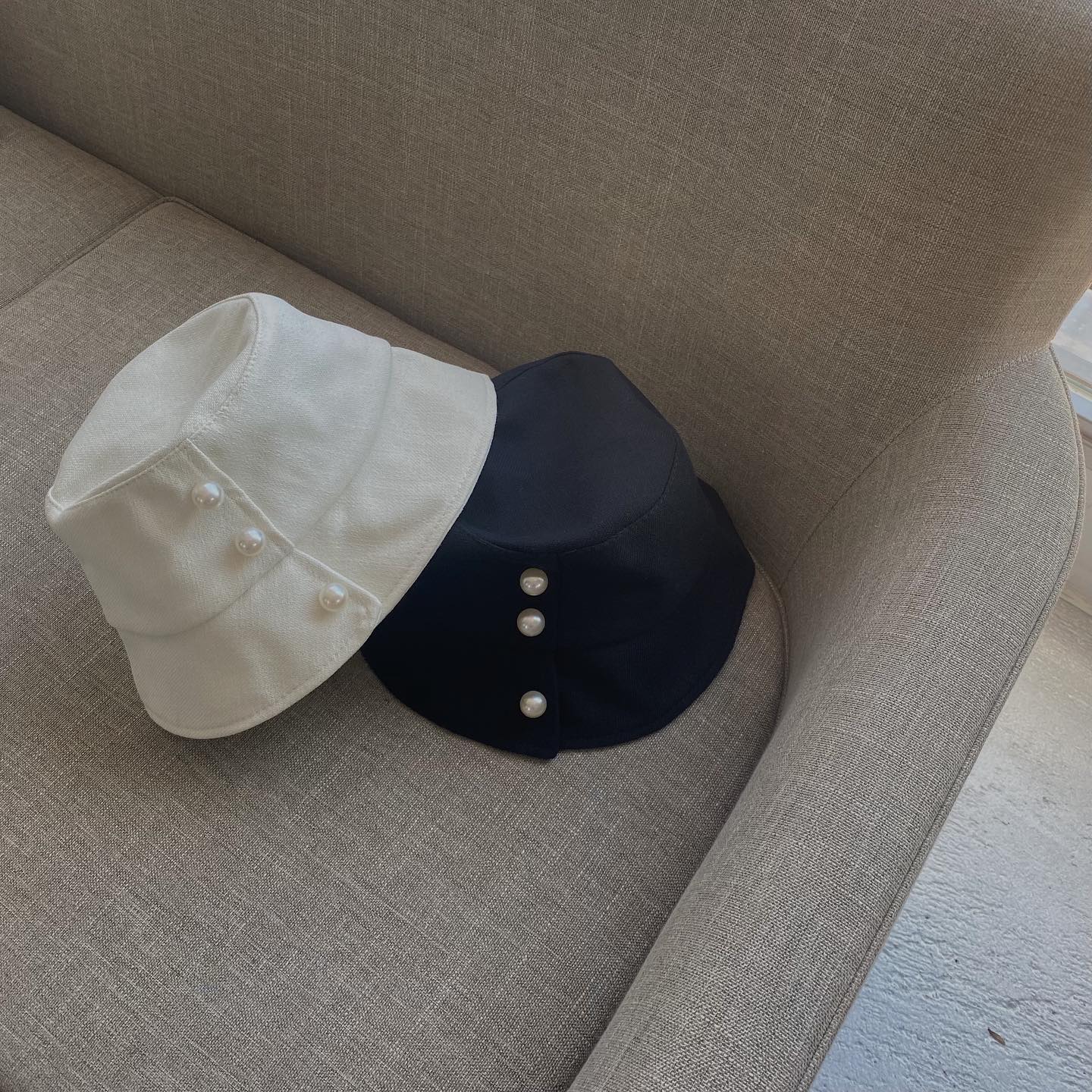 .﻿﻿﻿︎pearl hat﻿ ¥3,190﻿﻿今週に順次店舗入荷?﻿詳しくはお近くの店舗まで。﻿﻿オンラインcoming soon♡﻿﻿﻿﻿﻿﻿#ur_melty #ユアメルティ﻿#バケハ #バケットハット #バケハコーデ﻿#デザインハット #パールハット﻿#ホワイトコーデ #モノクロコーデ﻿#韓国ファッション #韓国風 #バケハ女子﻿#오오티디 #데일리룩 #패션 #패션스타그램 #옷스타그램﻿#일본패션 #유아멜티 #코디 #코디스타그램