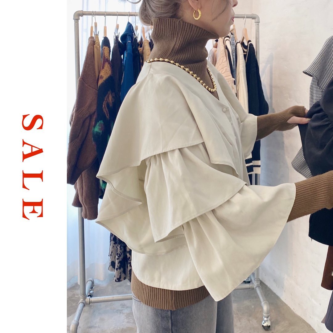 SALE ?⁡︎裾フリル前開きブラウス ¥4,950 → ¥4,290 (店舗限定価格)⁡⁡人気アイテムになりますのでお早めに取り扱い店舗ご覧下さいませ?⁡⁡⁡⁡⁡⁡⁡⁡#urmelty #ユアメルティ #ブラウス #フリルブラウス #ブラウスコーデ #フリルブラウスコーデ #デニムコーデ #パンツコーデ #ブラックデニム #ニットコーデ #リブニット #ブーツ #ブーツコーデ #ブラックアイテム #ガーリーアイテム #秋アイテム #秋コーデ #秋っぽ #韓国っぽ #韓国っぽコーデ #韓国ファッション #韓国風 #コリヨジャ #オトジョ #大人女子 #オトジョコーデ