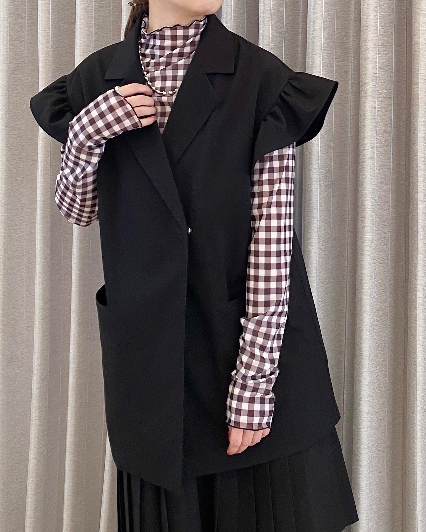 " hit item "⁡大人気の２アイテムでブラックコーデに?⁡︎肩フリルベスト ¥5,390⁡︎3レイヤー細プリーツスカート ¥5,390⁡⁡取り扱い店舗に入荷しております。⁡オンライン近日入荷予定です。お楽しみに♡⁡⁡⁡⁡  ⁡⁡ #urmelty #ユアメルティ #ベスト #フリルベスト #春ベスト #フリルアイテム #ベストコーデ #フリルベストコーデ #春ベストコーデ #ギンガムトップス #ギンガムコーデ #プリーツスカート #スカートコーデ #プリーツスカートコーデ #ブラックコーデ #ブラックアイテム #ワントーンコーデ #春アイテム #春コーデ #韓国っぽ #韓国っぽコーデ #韓国ファッション #韓国風 #コリヨジャ #オトジョ #大人女子 #オトジョコーデ