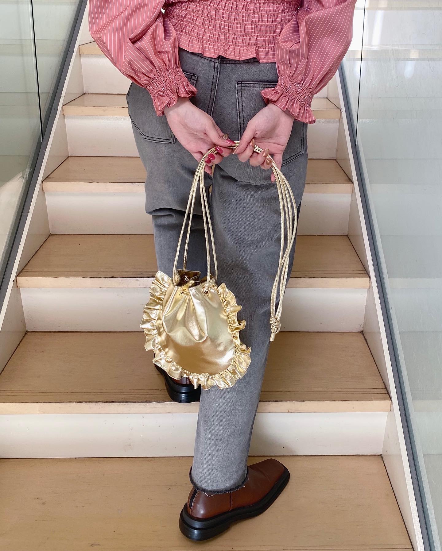 " hit item "⁡︎フリル巾着ミニショルダー¥3,190⁡⁡取り扱い店舗、オンラインに入荷しております。春は小物から楽しみましょう︎︎⁡  ⁡⁡⁡ #urmelty #ユアメルティ #ミニショルダー #ミニバッグ #巾着バッグ #巾着ショルダー #フリルバッグ #フリルショルダー #シルバーアイテム #ホワイトアイテム #ゴールドアイテム #シルバーバッグ #ホワイトバッグ #ゴールドバッグ #デニムコーデ #スカートコーデ #ピンクコーデ #ホワイトコーデ #韓国っぽ #韓国っぽコーデ #韓国ファッション #韓国風 #コリヨジャ #オトジョ #大人女子 #オトジョコーデ