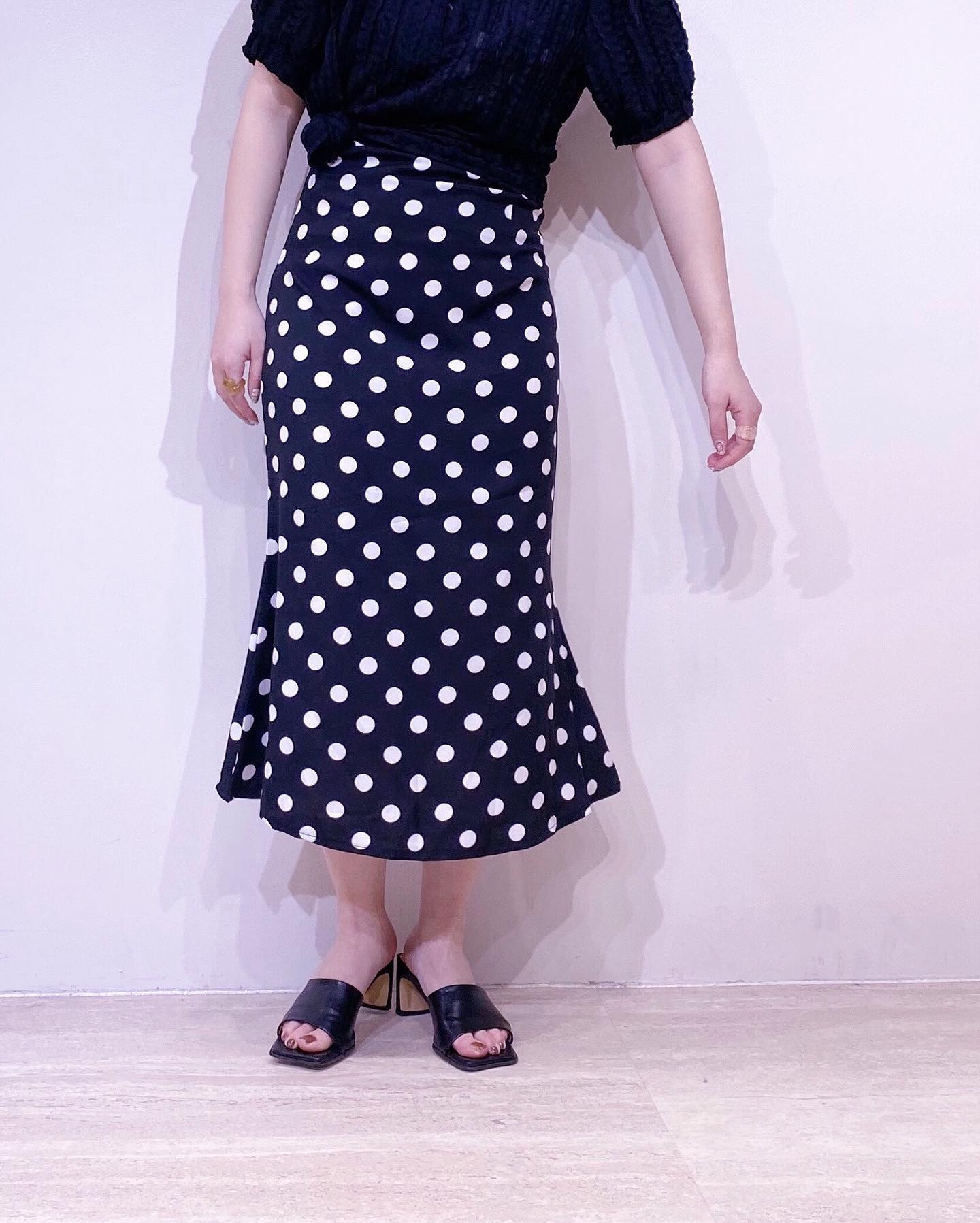 " newarrival "⁡ワンピースの上からトップスを重ねても可愛く着ていただけます。⁡⁡︎フリルライントップス ¥2,970⁡︎裾マーメイドキャミワンピ ¥3,850⁡⁡取り扱い店舗に入荷致しました。⁡取り扱い店舗はストーリーズハイライトをご覧下さいませ。⁡  ⁡⁡⁡⁡ #urmelty #ユアメルティ #フリルトップス #フリルアイテム #フリルデザイントップス #デザイントップス #フリルトップスコーデ #マーメイドワンピース #ワンピース #キャミワンピース #ドット柄ワンピース #ワンピースコーデ #キャミワンピースコーデ #ドットコーデ  #ブラックコーデ #ガーリーコーデ #ガーリーアイテム #春アイテム #春コーデ #韓国っぽ #韓国っぽコーデ #韓国ファッション #韓国風 #コリヨジャ #オトジョ #大人女子 #オトジョコーデ