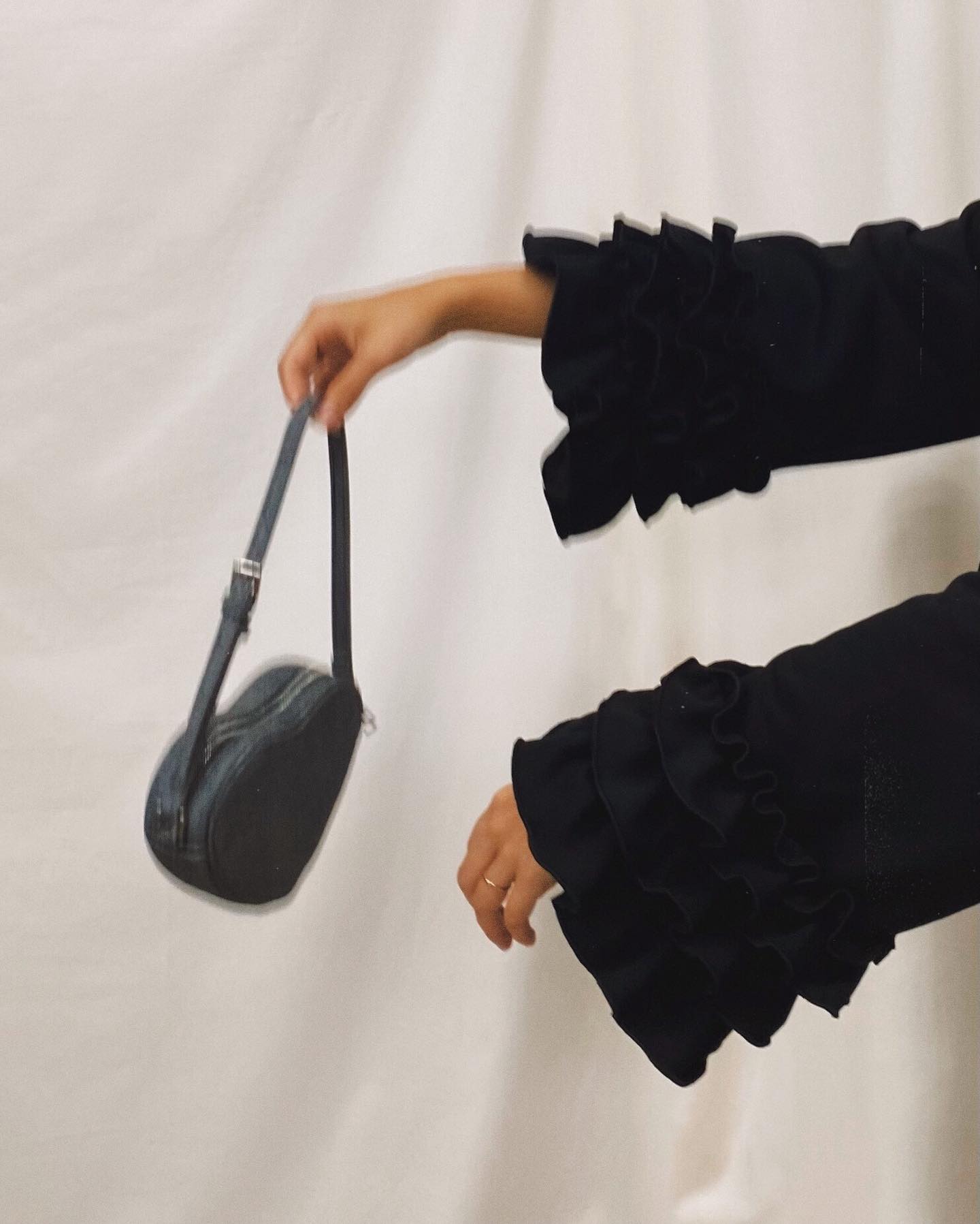 " black tops ︎ "⁡これからの時期にぴったりのアイテム?⁡⁡︎袖フリルミニウラケプルオーバー ¥3,850⁡⁡⁡⁡⁡⁡⁡⁡⁡⁡⁡⁡⁡⁡#urmelty #ユアメルティ #フリルトップス #デザイントップス #フリルアイテム  #秋トップス  #モノトーントップス #秋アイテム #フリルコーデ #フリルトップスコーデ #デザイントップスコーデ  #モノトーンコーデ #カラーコーデ #秋コーデ  #韓国っぽ #韓国っぽコーデ #韓国ファッション #オトジョ #大人女子 #オトジョコーデ