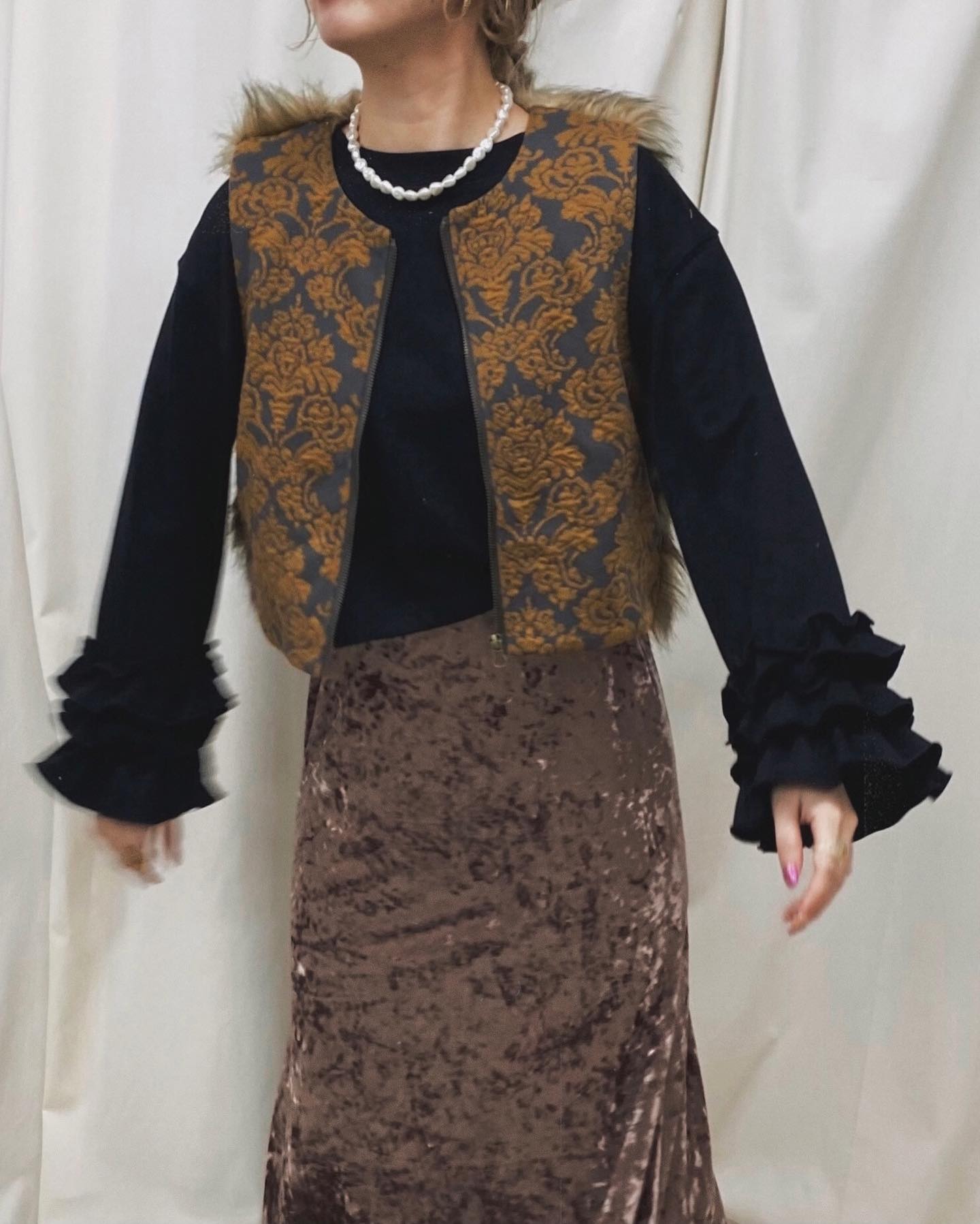 " pick up style ? "⁡今週末に入荷予定のベロアスカートと人気アイテムで今の時期にぴったりのstyleに♡⁡⁡︎袖フリルミニ裏毛プルオーバー ¥3,850⁡︎花柄×ファーショートベスト ¥5,390⁡︎ベロアスカート ¥4,290⁡⁡⁡⁡⁡⁡⁡⁡⁡⁡⁡⁡⁡⁡⁡⁡#urmelty #ユアメルティ #フリルトップス #ファーベスト #花柄ベスト #スカート #ベロアスカート #ベロアアイテム #秋スカート #デザインスカート #カラースカート #秋アイテム #フリルコーデ #ベストコーデ #ファーベストコーデ #スカートコーデ #カラースカートコーデ #ベロアスカートコーデ #秋スカートコーデ  #デザインスカートコーデ  #ベロアコーデ #秋コーデ  #韓国っぽ #韓国っぽコーデ #韓国ファッション #オトジョ #大人女子 #オトジョコーデ