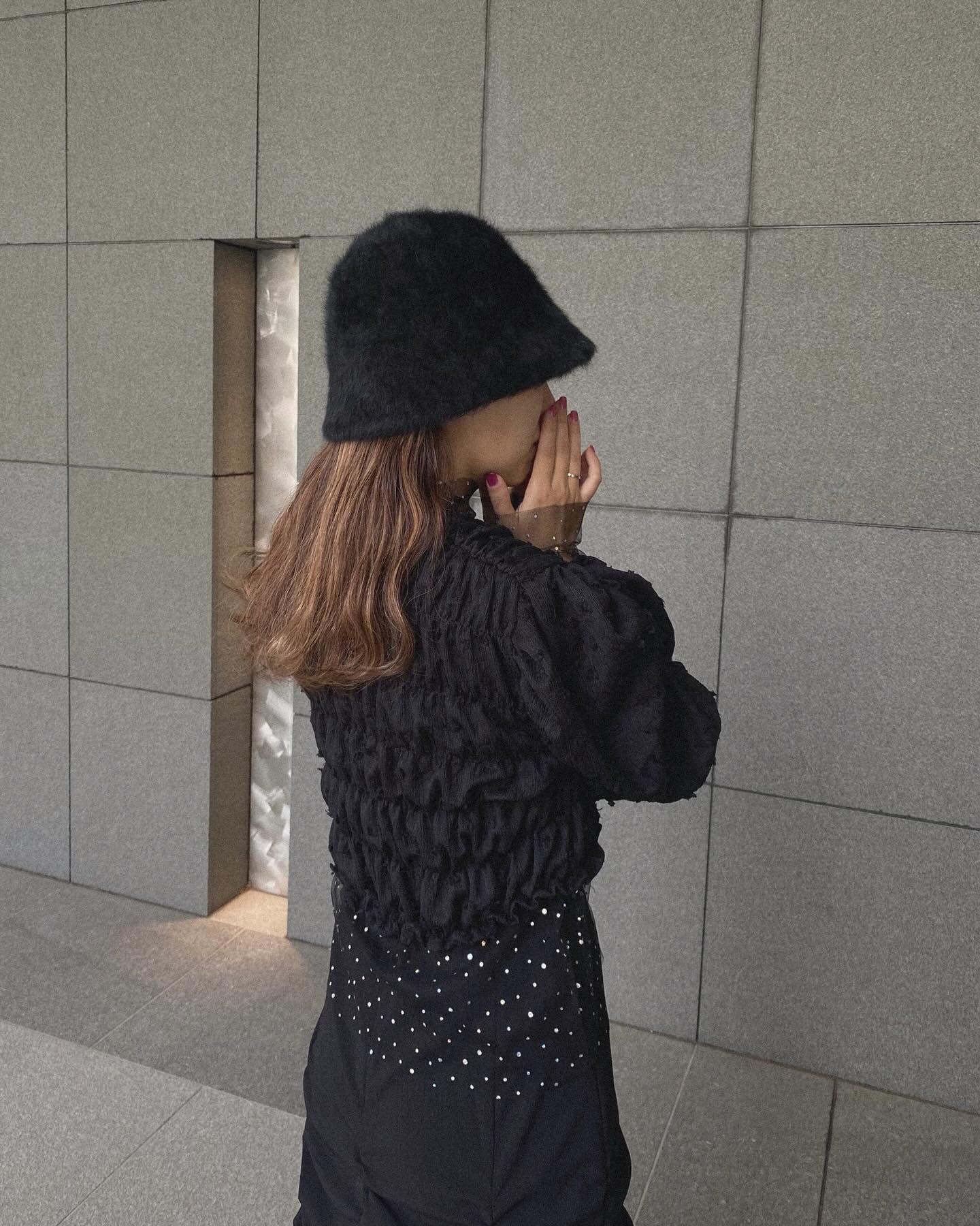 " black ︎︎︎ "⁡キラキラアイテムを取り入れてより今年っぽく。⁡人気のスカートも取り扱い店舗、オンラインともに再入荷致します⁡⁡⁡︎シャーリングブラウス ¥5,390⁡︎キラキラシアートップス ¥2,530⁡︎裾シャーリングスカート ¥4,290⁡⁡⁡⁡⁡⁡⁡⁡⁡⁡#urmelty #ユアメルティ #キラキラトップス #キラキラアイテム #シャーリングブラウス  #ブラウス #デザインブラウス #スカート #裾シャーリングスカート #ブラウスコーデ #シャーリングブラウスコーデ #ブラックコーデ #キラキラトップスコーデ  #キラキラコーデ #シャーリングコーデ #スカートコーデ #裾シャーリングスカートコーデ #秋コーデ  #ガーリーコーデ #カジュアルコーデ #韓国っぽ #韓国っぽコーデ #韓国ファッション #オトジョ #大人女子 #オトジョコーデ