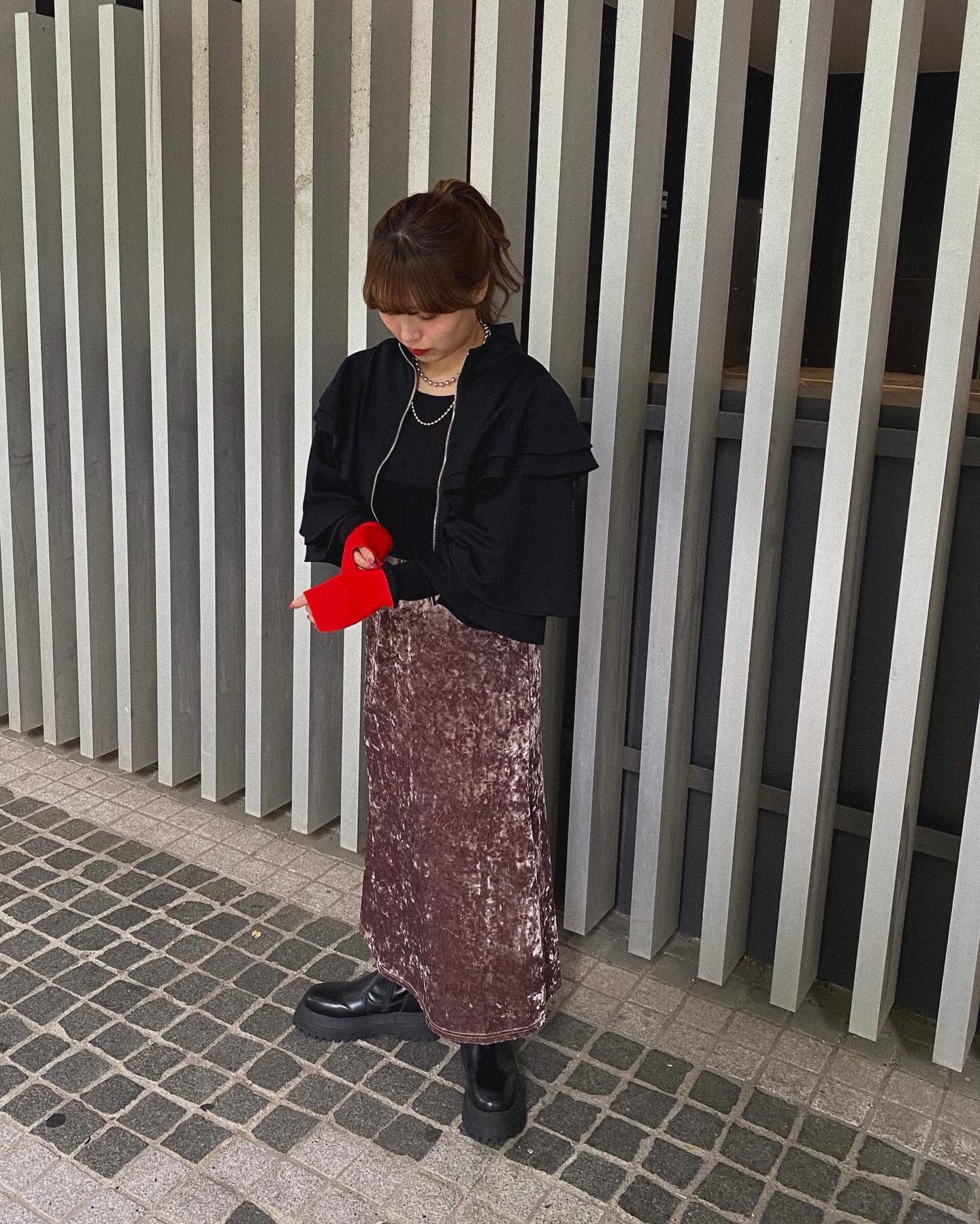 " recommend style♡ "⁡フリル袖パーカーとニットの合わせも今年らしくてオススメです︎⁡⁡︎袖配色ニット ¥3,190⁡︎フリル袖パーカー ¥6,490⁡︎ベロアスカート ¥4,290⁡⁡⁡⁡⁡⁡⁡⁡⁡⁡⁡#urmelty #ユアメルティ #ニット #袖切替ニット #切替ニット #デザインニット #カラーニット #フリルパーカー #ベロアスカート  #ニットコーデ #袖切替ニットコーデ #切替ニットコーデ #デザインニットコーデ #カラーニットコーデ  #フリルコーデ #フリルパーカーコーデ #ベロアスカートコーデ #ブラックコーデ  #カジュアルアイテム #カジュアルコーデ #ガーリーアイテム #ガーリーコーデ #秋コーデ  #韓国っぽ #韓国っぽコーデ #韓国ファッション #オトジョ #大人女子 #オトジョコーデ